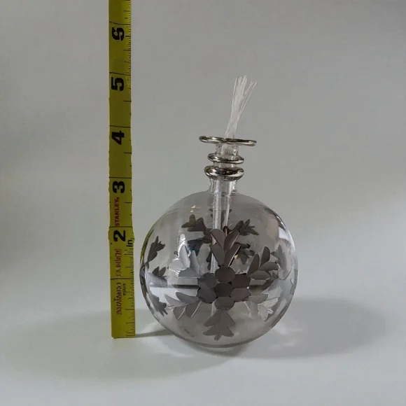 Festive Small Snowflake Seed Oil Lamp- Christmas Decor - Picture 3 of 3